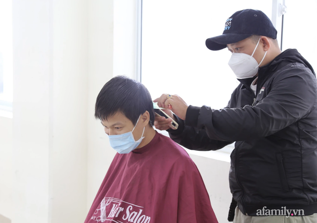 TP.HCM: Ấm lòng 7 tình nguyện viên đến bệnh viện cắt tóc miễn phí để bác sĩ yên tâm chống dịch - Ảnh 7.