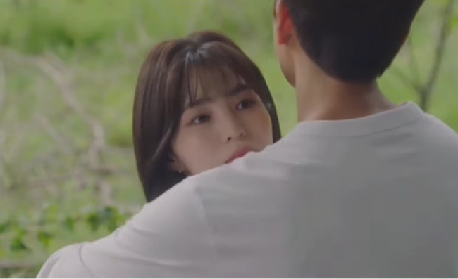 Phim 19+ Nevertheless tập 6: Han So Hee diễn cảnh ôm với trai đẹp nào ngờ lại gây tranh cãi vì biểu cảm quá đơ - Ảnh 3.