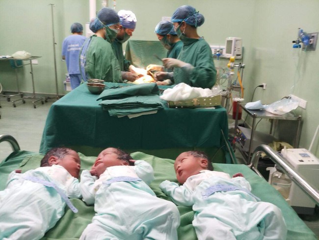 Nghệ An: Sản phụ 28 tuổi hạ sinh an toàn 3 bé trai, cân nặng của các bé gây bất ngờ - Ảnh 2.