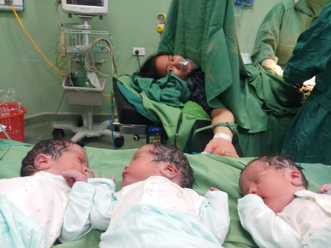 Nghệ An: Sản phụ 28 tuổi hạ sinh an toàn 3 bé trai, cân nặng của các bé gây bất ngờ - Ảnh 1.