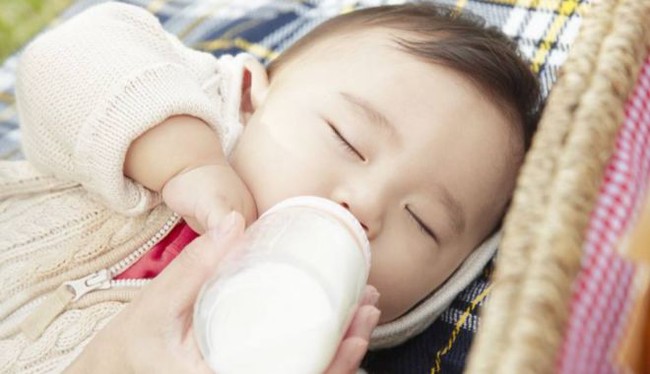 Bé sơ sinh 7 ngày tuổi bị sặc sữa tím tái toàn thân, không còn nhịp tim và thở - Ảnh 3.