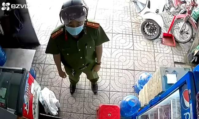 Chỉ chưa đến 1 phút nhắc người dân vi phạm chỉ thị 16, đồng chí công an phường đang được viral khắp mạng xã hội - Ảnh 2. Chỉ chưa đến 1 phút nhắc người dân vi phạm chỉ thị 16, đồng chí công an phường đang được viral khắp mạng xã hội - Ảnh 2.