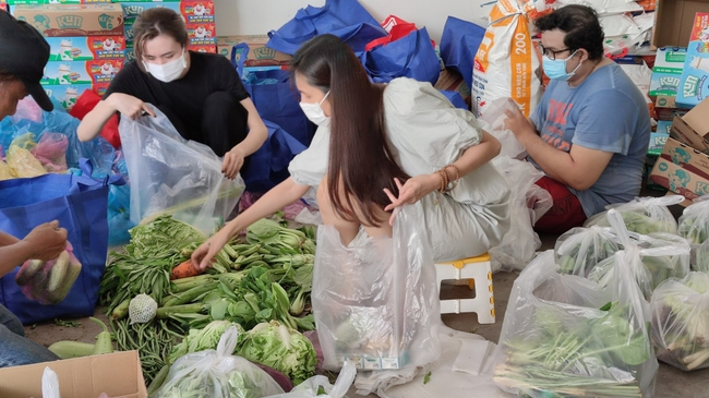 Ấm lòng với hình ảnh Thủy Tiên tự tay cẩn thận đóng gói hàng tấn rau, gạo và sữa để phát cho người khó khăn - Ảnh 2.