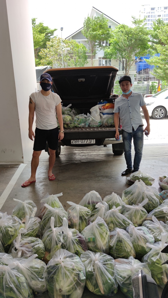Ấm lòng với hình ảnh Thủy Tiên tự tay cẩn thận đóng gói hàng tấn rau, gạo và sữa để phát cho người khó khăn - Ảnh 6.