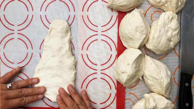 Ở nhà giãn cách, các chị em phát hiện ra làm bánh mì Việt Nam không hề khó, lại còn làm được bằng nồi chiên không dầu - Ảnh 9.