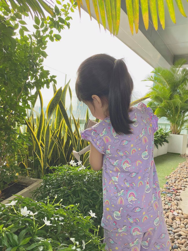 Con gái Đặng Thu Thảo càng lớn càng xinh, chỉ diện bộ đồ giá bình dân nhưng vẫn toát lên thần thái tiểu thư - Ảnh 1. Con gái Đặng Thu Thảo càng lớn càng xinh, chỉ diện bộ đồ giá bình dân nhưng vẫn toát lên thần thái tiểu thư - Ảnh 1.
