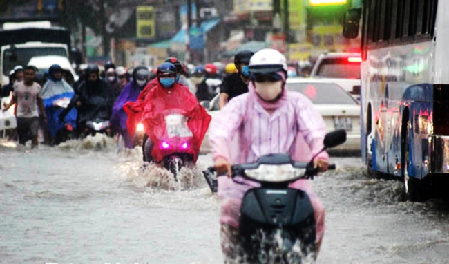 Bão số 3 đổ bộ vào vịnh Bắc Bộ, Hà Nội mưa lớn, một số nơi đề phòng gió giật mạnh - Ảnh 2.