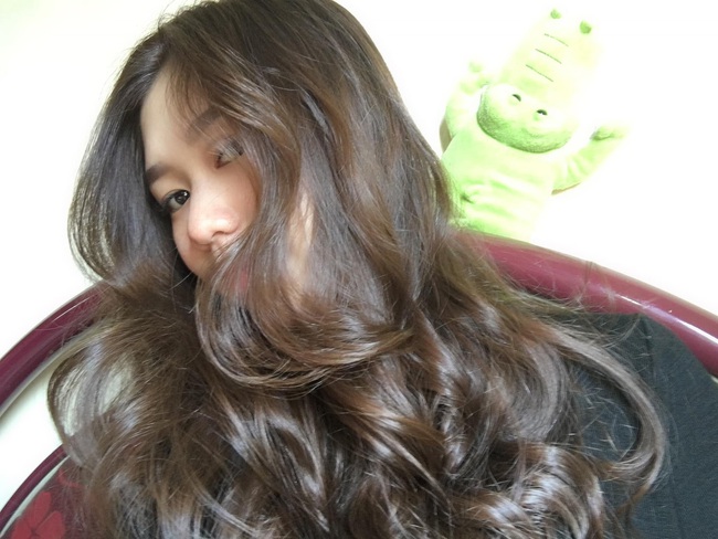 Mê làm xoăn giả, cô nàng này bày công thức ủ tóc với trứng gà giúp tóc bóng mượt mê ly - Ảnh 5. Mê làm xoăn giả, cô nàng này bày công thức ủ tóc với trứng gà giúp tóc bóng mượt mê ly - Ảnh 5.