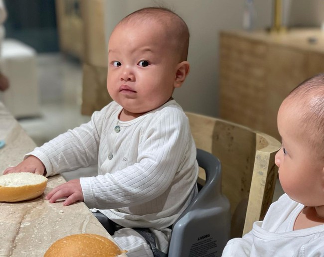 Hồ Ngọc Hà - Kim Lý tự tay vào bếp nấu ăn cho Lisa và Leon nhưng nhìn khuôn mặt &quot;đậm nét đánh giá&quot; của cậu con út mà phì cười - Ảnh 1.