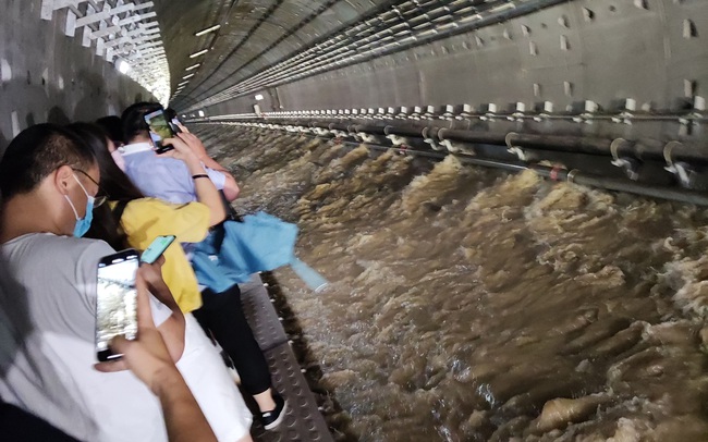 "Khi nào đến trạm an toàn, chị sẽ báo bình an": Tin nhắn cuối của cô gái gửi em trai và khép lại cuộc đời sau trận mưa lớn thảm khốc - Ảnh 1. "Khi nào đến trạm an toàn, chị sẽ báo bình an": Tin nhắn cuối của cô gái gửi em trai và khép lại cuộc đời sau trận mưa lớn thảm khốc - Ảnh 1.