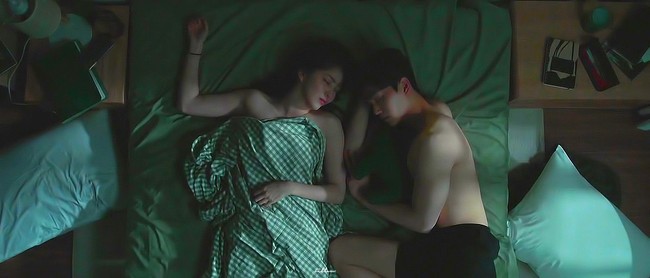 Phim 19+ Nevertheless: Han So Hee rất chịu khó lên giường với &quot;bad boy&quot; Song Kang nhưng với &quot;good boy&quot; lại hoàn toàn trái ngược - Ảnh 6.