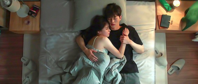 Phim 19+ Nevertheless: Han So Hee rất chịu khó lên giường với &quot;bad boy&quot; Song Kang nhưng với &quot;good boy&quot; lại hoàn toàn trái ngược - Ảnh 5.