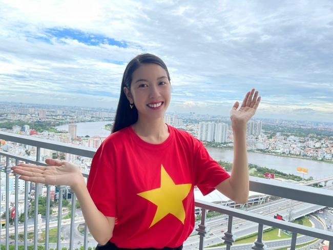 Á hậu Thúy Vân tự quay MV tại nhà trong mùa dịch - Ảnh 2.