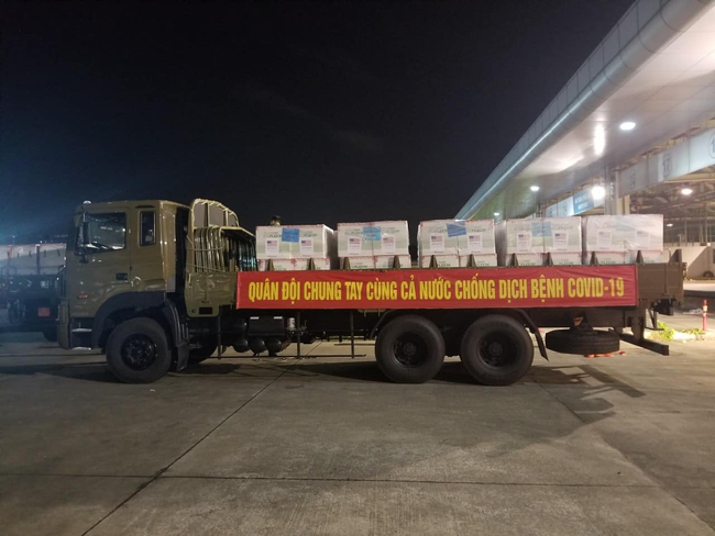 Cận cảnh gần 1.5 triệu liều vắc xin Moderna về sân bay Tân Sơn Nhất trong đêm - Ảnh 4.