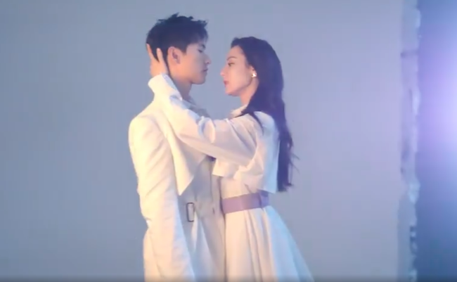 Em là niềm kiêu hãnh của anh: Lộ ảnh sang chảnh của Dương Dương - Địch Lệ Nhiệt Ba, đáng chú ý là bàn tay nhà trai nắm chặt - Ảnh 6. Em là niềm kiêu hãnh của anh: Lộ ảnh sang chảnh của Dương Dương - Địch Lệ Nhiệt Ba, đáng chú ý là bàn tay nhà trai nắm chặt - Ảnh 6.