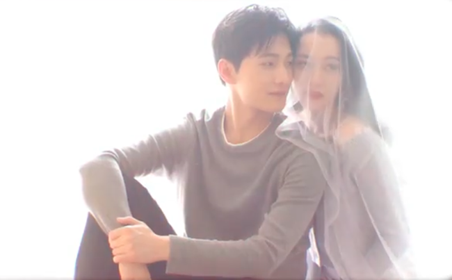 Em là niềm kiêu hãnh của anh: Lộ ảnh sang chảnh của Dương Dương - Địch Lệ Nhiệt Ba, đáng chú ý là bàn tay nhà trai nắm chặt - Ảnh 10. Em là niềm kiêu hãnh của anh: Lộ ảnh sang chảnh của Dương Dương - Địch Lệ Nhiệt Ba, đáng chú ý là bàn tay nhà trai nắm chặt - Ảnh 10.