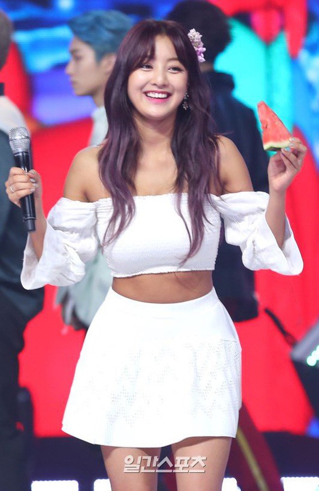 Hóa ra vòng 1 của Jihyo (TWICE) nảy nở đến vậy, bảo sao diện đồ kín mít vẫn quyến rũ nghẹt thở - Ảnh 9.