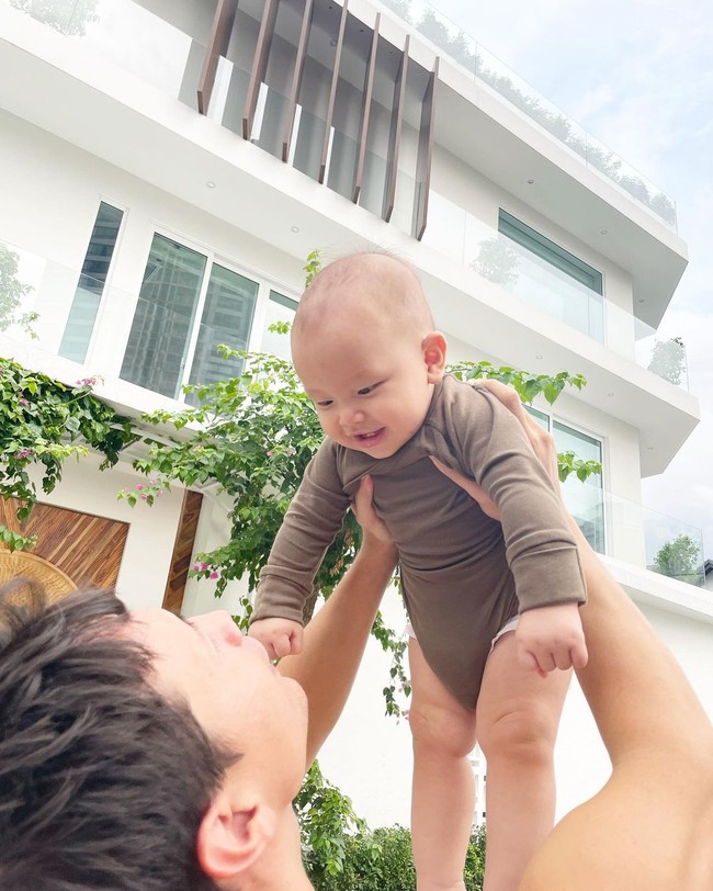 Không phải Hồ Ngọc Hà, đây mới là người Leon thân thiết nhất, lúc nào cũng quấn quít không rời - Ảnh 2.