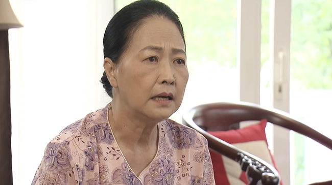 Hương vị tình thân: Long ngắm ảnh Nam, tương tư sâu đậm, đến ôm vợ sắp cưới cũng hết sạch cả tự tin - Ảnh 4. Hương vị tình thân: Long ngắm ảnh Nam, tương tư sâu đậm, đến ôm vợ sắp cưới cũng hết sạch cả tự tin - Ảnh 4.