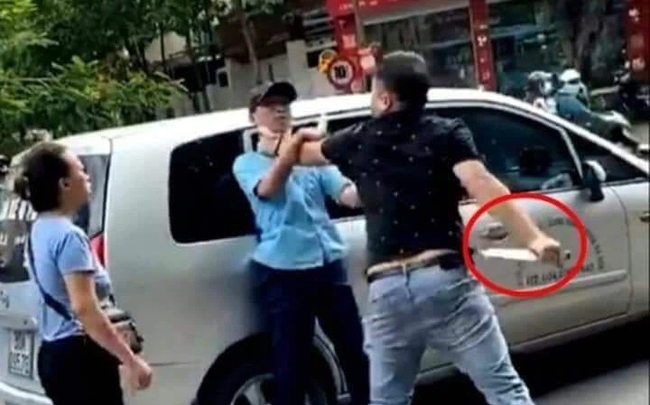 Tạm đình chỉ tài xế, phụ xe buýt bị kề dao vào cổ giữa phố ở Hà Nội - Ảnh 2.