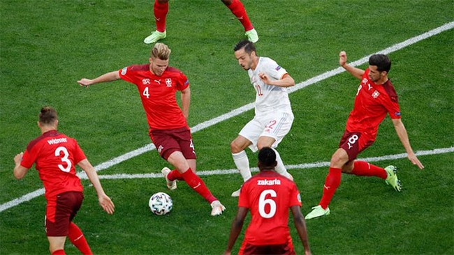 Tây Ban Nha vượt lên dẫn trước bằng bàn thắng phản lưới nhà của hậu vệ Thụy Sĩ - Ảnh 1.