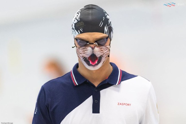 Thắng HCV môn bơi lội ở Olympic Tokyo 2020, VĐV mang theo &quot;của lạ&quot; lên nhận giải khiến ban tổ chức &quot;nóng mắt&quot; bắt thay mới được lên bục vinh quang - Ảnh 3.