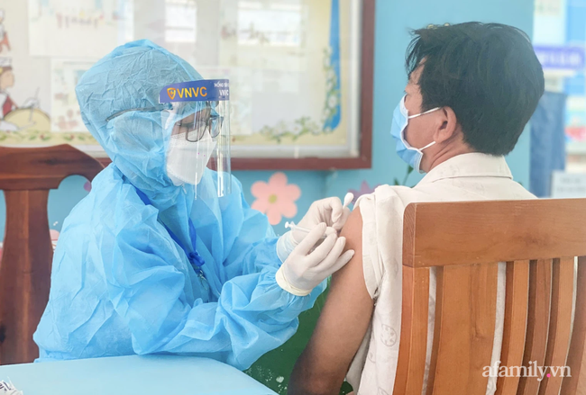 HỎA TỐC: Bộ Y tế đề nghị ưu tiên tiêm vắc xin và tạo điều kiện để y tế tư nhân tham gia chống dịch - Ảnh 1.