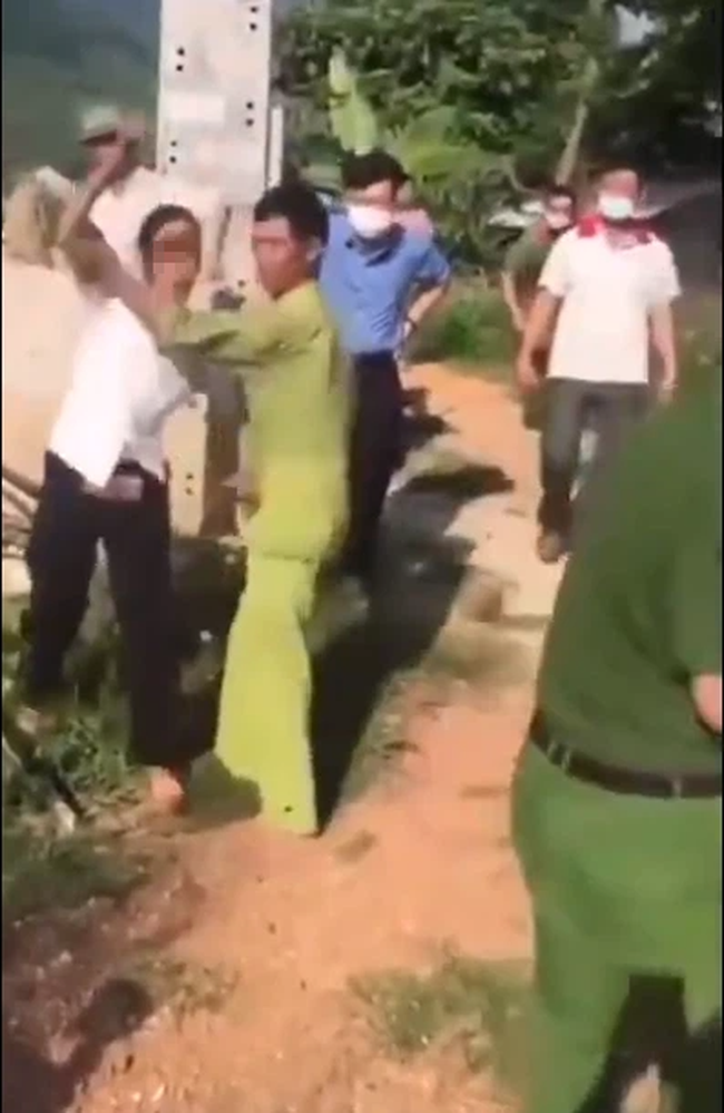 Vụ bà ngoại không cho cháu mồ côi nhập hộ khẩu, bỏ cháu lại ủy ban xã: Có thể xử phạt đối với người bà này - Ảnh 5. Vụ bà ngoại không cho cháu mồ côi nhập hộ khẩu, bỏ cháu lại ủy ban xã: Có thể xử phạt đối với người bà này - Ảnh 5.