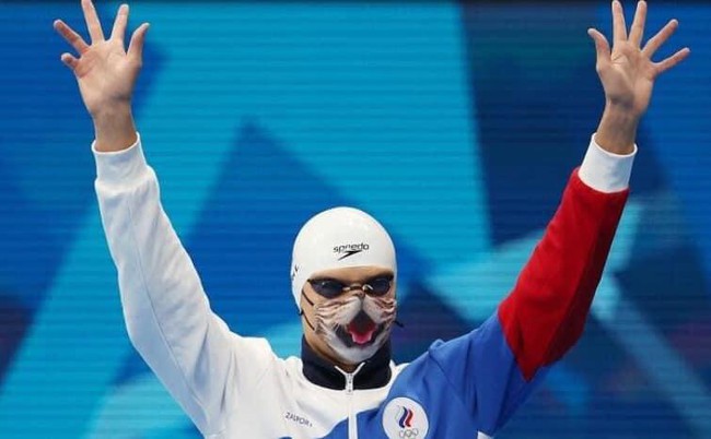 Thắng HCV môn bơi lội ở Olympic Tokyo 2020, VĐV mang theo &quot;của lạ&quot; lên nhận giải khiến ban tổ chức &quot;nóng mắt&quot; bắt thay mới được lên bục vinh quang - Ảnh 1.