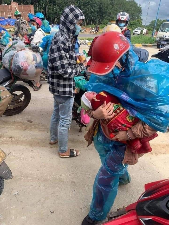 Em bé 10 ngày tuổi cùng cha mẹ vượt hàng nghìn km bằng xe máy từ Bình Dương về Nghệ An khiến cộng đồng mạng xót xa - Ảnh 2.