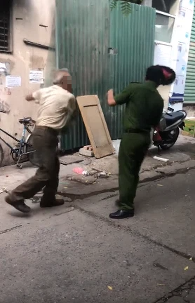 Quyết định xử phạt cụ ông cầm mũ cối phang vào mặt đồng chí công an khi bị nhắc đeo khẩu trang - Ảnh 1. Quyết định xử phạt cụ ông cầm mũ cối phang vào mặt đồng chí công an khi bị nhắc đeo khẩu trang - Ảnh 1.