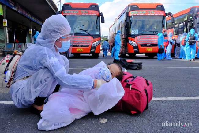 Mẹ bầu 8 tháng sắp sinh dẫn con gái 4 tuổi ra bến xe chờ về Phú Yên tránh dịch: &quot;Chỉ mong được an toàn&quot; - Ảnh 6.