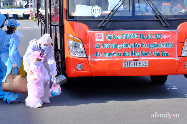 Mẹ bầu 8 tháng sắp sinh dẫn con gái 4 tuổi ra bến xe chờ về Phú Yên tránh dịch: &quot;Chỉ mong được an toàn&quot; - Ảnh 8.