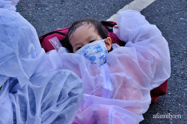 Mẹ bầu 8 tháng sắp sinh dẫn con gái 4 tuổi ra bến xe chờ về Phú Yên tránh dịch: &quot;Chỉ mong được an toàn&quot; - Ảnh 7.