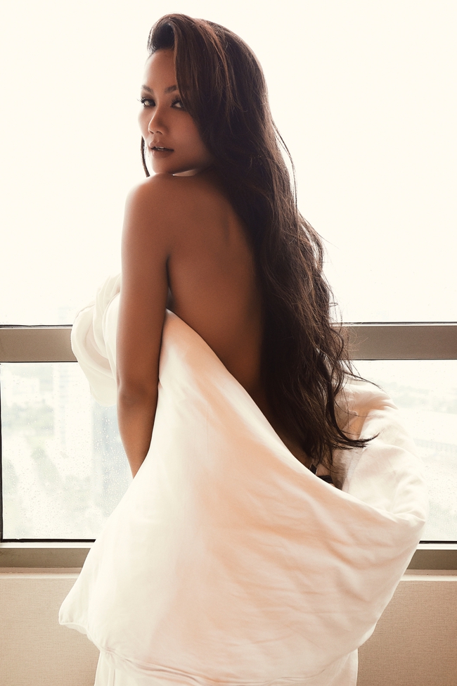 Hoa hậu H’Hen Niê khỏa thân táo bạo trong bồn tắm, dùng bọt che chắn thân hình quyến rũ - Ảnh 6.