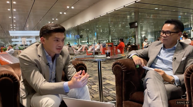 Giữa l&uacute;c dịch căng thẳng, Th&aacute;i C&ocirc;ng v&agrave; người y&ecirc;u livestream khoe đang tr&ecirc;n đường đi New York để du lịch, tiết lộ bất ngờ về h&agrave;nh tr&igrave;nh "triệu view" sắp tới  - Ảnh 1.