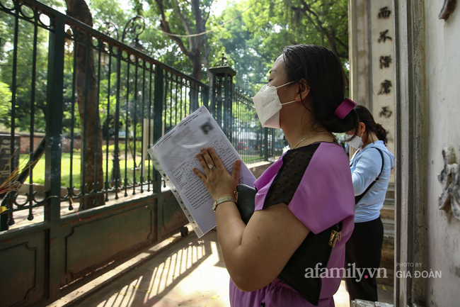 Muôn kiểu lễ vật cầu may của phụ huynh, sĩ tử trước kỳ thi &quot;quan trọng nhất đời người&quot;, người mang xôi, người đặt bóng đèn làm lễ ở Văn Miếu  - Ảnh 6.