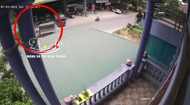 Kinh hoàng cảnh xe tải tông thẳng vào ô tô đang dừng đỗ ở Phú Thọ, người ngồi ghế phụ mắc kẹt trong cabin - Ảnh 2.