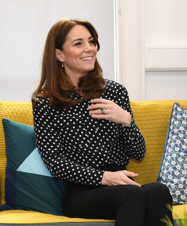 Meghan Markle luôn chọn áo sơ mi thời thượng nhưng vì thói quen "cẩu thả" này mà kém sang hơn Công nương Kate - Ảnh 4. Meghan Markle luôn chọn áo sơ mi thời thượng nhưng vì thói quen "cẩu thả" này mà kém sang hơn Công nương Kate - Ảnh 4.