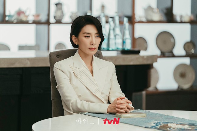 Gam màu phong thủy: Mợ cả Kim Seo Hyung chuyên trị những bộ cánh đen - trắng trong Mine - Ảnh 1. Gam màu phong thủy: Mợ cả Kim Seo Hyung chuyên trị những bộ cánh đen - trắng trong Mine - Ảnh 1.