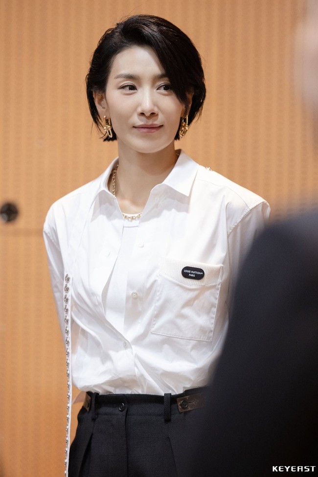 Gam màu phong thủy: Mợ cả Kim Seo Hyung chuyên trị những bộ cánh đen - trắng trong Mine - Ảnh 3. Gam màu phong thủy: Mợ cả Kim Seo Hyung chuyên trị những bộ cánh đen - trắng trong Mine - Ảnh 3.