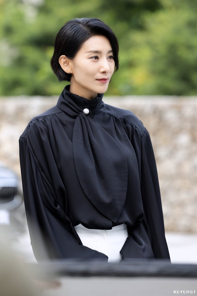 Gam màu phong thủy: Mợ cả Kim Seo Hyung chuyên trị những bộ cánh đen - trắng trong Mine - Ảnh 4.