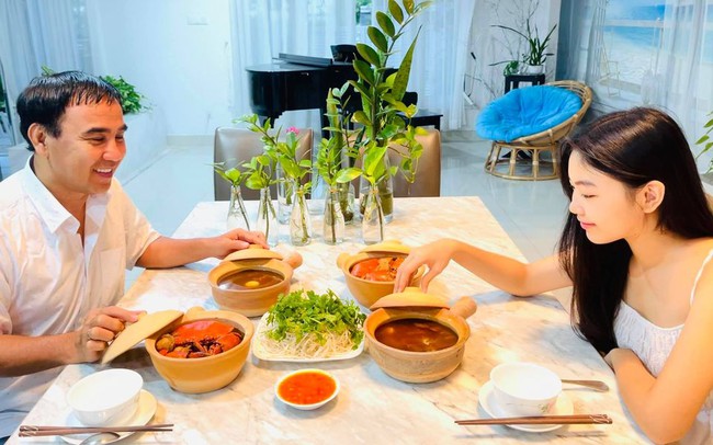 Quyền Linh khoe bữa tối sang chảnh nhưng mọi sự ch&uacute; &yacute; đều đổ dồn v&agrave;o nhan sắc của con g&aacute;i Lọ Lem - Ảnh 3.
