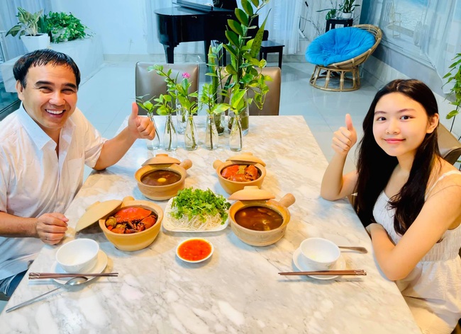Quyền Linh khoe bữa tối sang chảnh nhưng mọi sự ch&uacute; &yacute; đều đổ dồn v&agrave;o nhan sắc của con g&aacute;i Lọ Lem - Ảnh 2.
