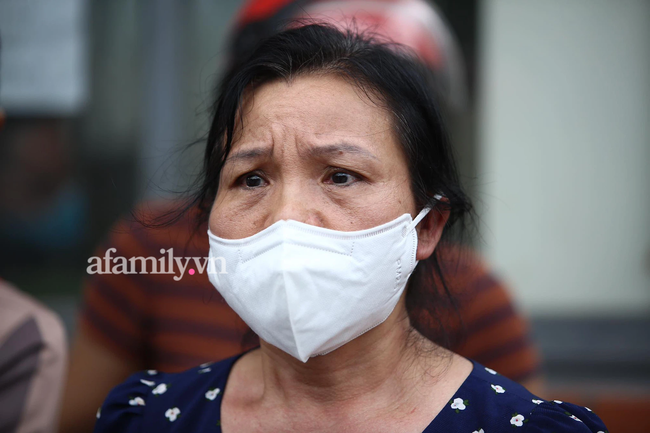 Thí sinh đến muộn 15 phút nhưng Hội đồng thi không xử lý kịp thời, phụ huynh kể giây phút em suy sụp: "18 năm đời cháu mất hết rồi" - Ảnh 2. Thí sinh đến muộn 15 phút nhưng Hội đồng thi không xử lý kịp thời, phụ huynh kể giây phút em suy sụp: "18 năm đời cháu mất hết rồi" - Ảnh 2.