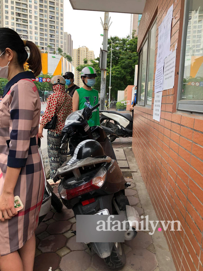 Thí sinh đến muộn 15 phút nhưng Hội đồng thi không xử lý kịp thời, phụ huynh kể giây phút em suy sụp: "18 năm đời cháu mất hết rồi" - Ảnh 1. Thí sinh đến muộn 15 phút nhưng Hội đồng thi không xử lý kịp thời, phụ huynh kể giây phút em suy sụp: "18 năm đời cháu mất hết rồi" - Ảnh 1.