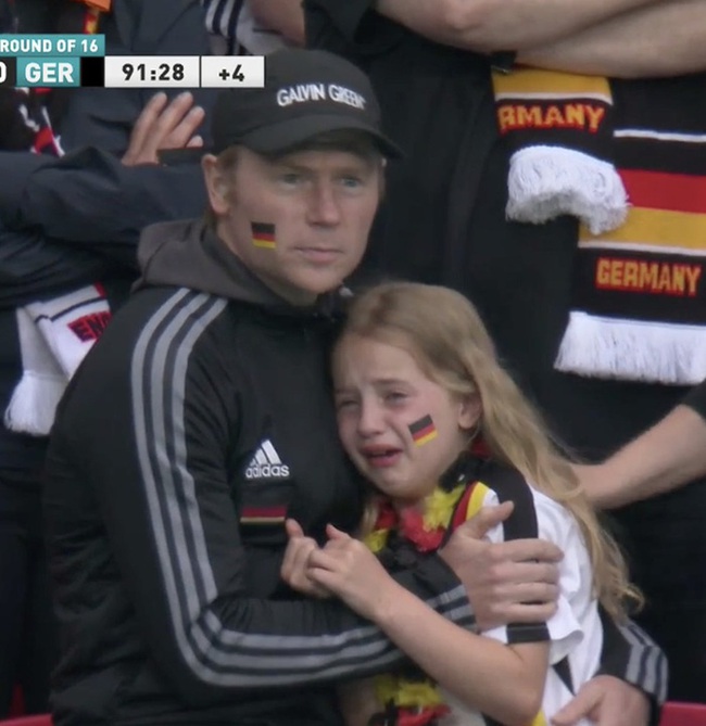 Bị chế nhạo vì khóc nức nở trong trận đấu giữa ĐT Anh - Đức, bé gái được người hâm mộ quyên tiền ủng hộ và cái kết ấm lòng - Ảnh 1.