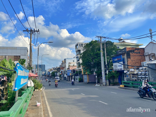 Ngày đầu tiên giãn cách toàn TP.HCM theo Chỉ thị 16: Vắng như... mùng 1 Tết - Ảnh 11.