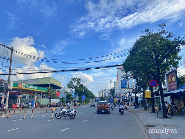 Ngày đầu tiên giãn cách toàn TP.HCM theo Chỉ thị 16: Vắng như... mùng 1 Tết - Ảnh 14.