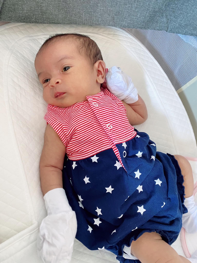 Vẻ mặt "quạu nhẹ" của con gái Võ Hạ Trâm khi bước vào thời kỳ khủng hoảng, mẹ bỉm sữa lại than thở vì vòng 1 "xuống cấp" sau sinh - Ảnh 3. Vẻ mặt "quạu nhẹ" của con gái Võ Hạ Trâm khi bước vào thời kỳ khủng hoảng, mẹ bỉm sữa lại than thở vì vòng 1 "xuống cấp" sau sinh - Ảnh 3.